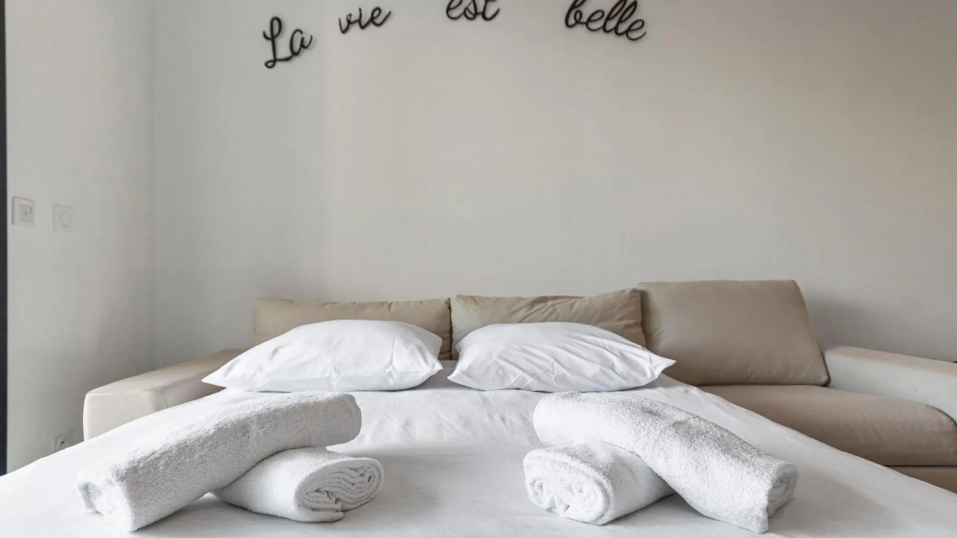 Apartment Le Sud - Quiet - Spacious - Ac - Private Car Park - Aerodrome Cannes